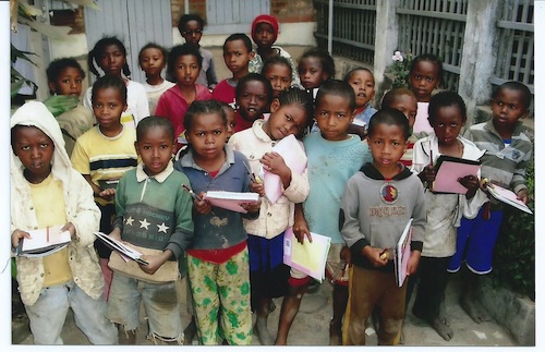 Antoine et Angela_Distribution fournitures scolaires périphérie du bidonville TANA_